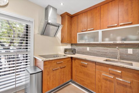 Condo in Miami, Florida, 2 bedrooms  № 1695586 - photo 9