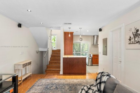Condo in Miami, Florida, 2 bedrooms  № 1695586 - photo 1