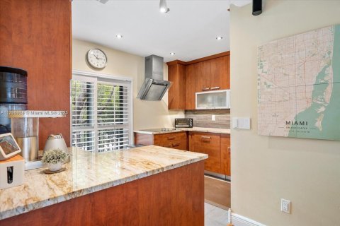 Condo in Miami, Florida, 2 bedrooms  № 1695586 - photo 7
