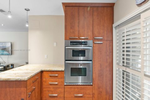 Condo in Miami, Florida, 2 bedrooms  № 1695586 - photo 11