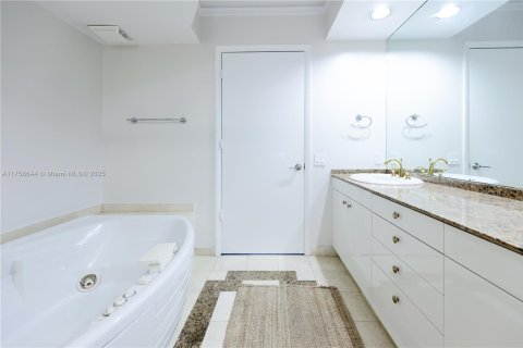 Condominio en venta en Sunny Isles Beach, Florida, 2 dormitorios, 176.51 m2 № 1861223 - foto 28