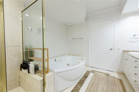 Condominio en venta en Sunny Isles Beach, Florida, 2 dormitorios, 176.51 m2 № 1861223 - foto 21