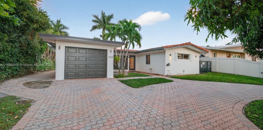 Casa en Fort Lauderdale, Florida 4 dormitorios, 179.12 m2 № 1955014