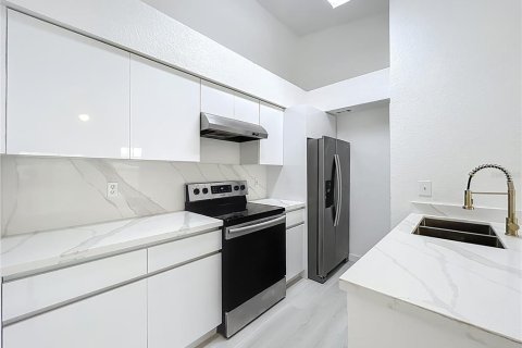 Condo in Orlando, Florida, 2 bedrooms  № 2201701 - photo 8