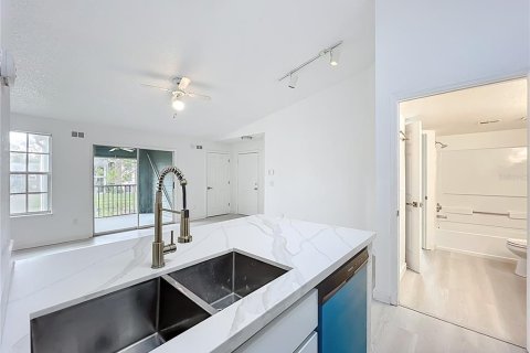 Condo in Orlando, Florida, 2 bedrooms  № 2201701 - photo 10