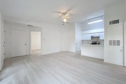 Condo in Orlando, Florida, 2 bedrooms  № 2201701 - photo 5