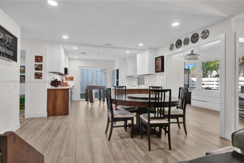 House in Miami, Florida 4 bedrooms, 167.13 sq.m. № 1732161 - photo 8
