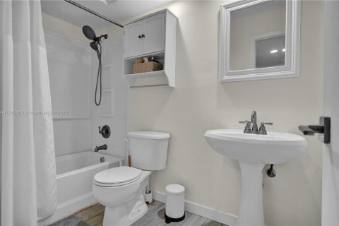 House in Miami, Florida 4 bedrooms, 167.13 sq.m. № 1732161 - photo 19
