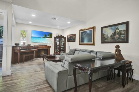 House in Miami, Florida 4 bedrooms, 167.13 sq.m. № 1732161 - photo 6