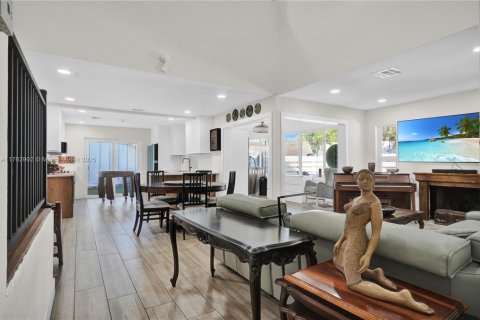 House in Miami, Florida 4 bedrooms, 167.13 sq.m. № 1732161 - photo 7