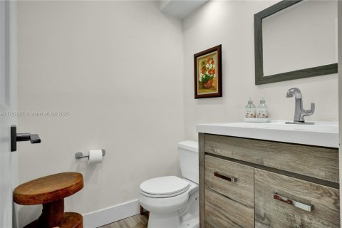 House in Miami, Florida 4 bedrooms, 167.13 sq.m. № 1732161 - photo 16