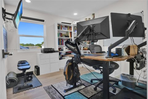 House in Miami, Florida 4 bedrooms, 167.13 sq.m. № 1732161 - photo 20