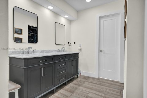 House in Miami, Florida 4 bedrooms, 167.13 sq.m. № 1732161 - photo 13