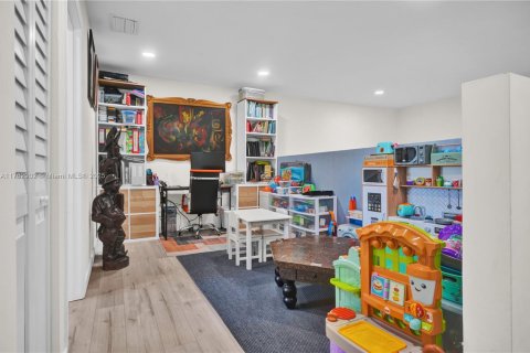 House in Miami, Florida 4 bedrooms, 167.13 sq.m. № 1732161 - photo 17