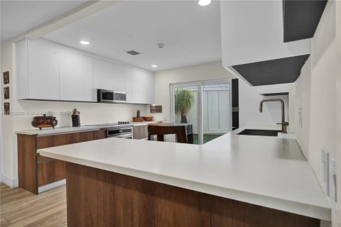 House in Miami, Florida 4 bedrooms, 167.13 sq.m. № 1732161 - photo 9