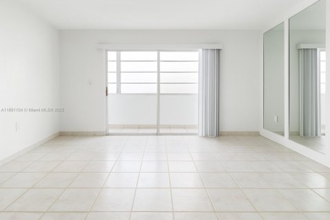 Copropriété à vendre à Miami Beach, Floride: 1 chambre, 72.46 m2 № 1944653 - photo 2