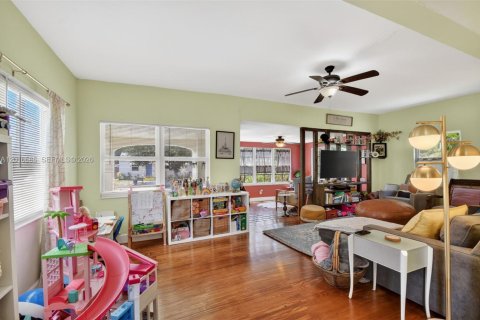 House in Lake Worth, Florida 4 bedrooms, 166.48 sq.m. № 2146456 - photo 16