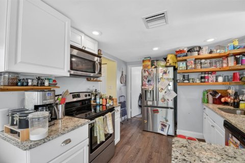 House in Lake Worth, Florida 4 bedrooms, 166.48 sq.m. № 2146456 - photo 30