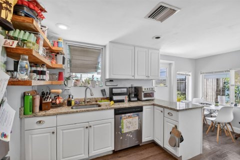 House in Lake Worth, Florida 4 bedrooms, 166.48 sq.m. № 2146456 - photo 27