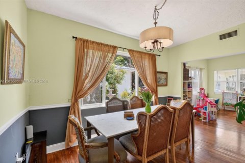 House in Lake Worth, Florida 4 bedrooms, 166.48 sq.m. № 2146456 - photo 19