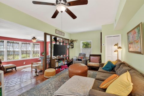 House in Lake Worth, Florida 4 bedrooms, 166.48 sq.m. № 2146456 - photo 12