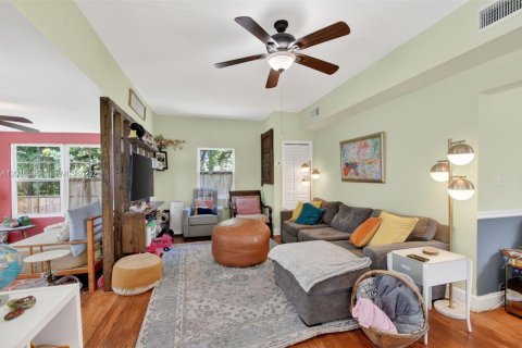 House in Lake Worth, Florida 4 bedrooms, 166.48 sq.m. № 2146456 - photo 11
