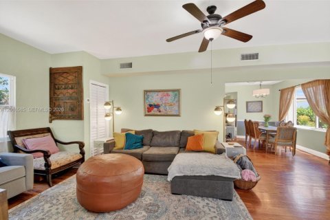 House in Lake Worth, Florida 4 bedrooms, 166.48 sq.m. № 2146456 - photo 10