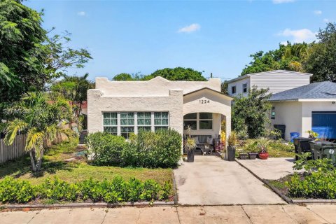 House in Lake Worth, Florida 4 bedrooms, 166.48 sq.m. № 2146456 - photo 1