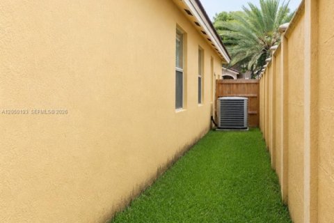 Casa en venta en Miami, Florida, 4 dormitorios, 193.24 m2 № 2286133 - foto 23