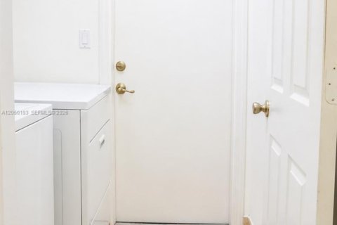 Casa en venta en Miami, Florida, 4 dormitorios, 193.24 m2 № 2286133 - foto 9