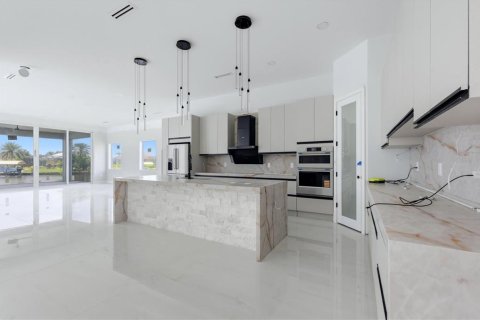 Villa ou maison à vendre à Port Charlotte, Floride: 4 chambres, 325.16 m2 № 2225134 - photo 5