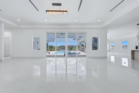 Villa ou maison à vendre à Port Charlotte, Floride: 4 chambres, 325.16 m2 № 2225134 - photo 4