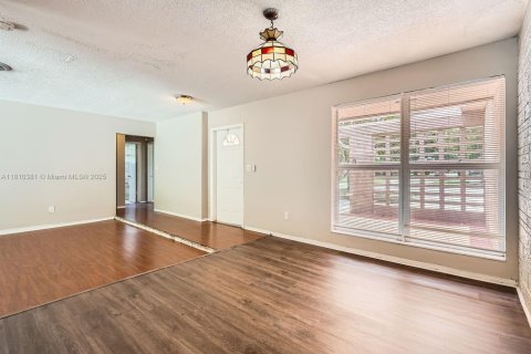 House in Lauderhill, Florida 3 bedrooms, 159.33 sq.m. № 1756173 - photo 10