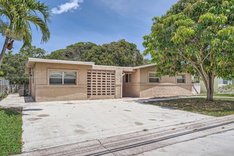 House in Lauderhill, Florida 3 bedrooms, 159.33 sq.m. № 1756173 - photo 1