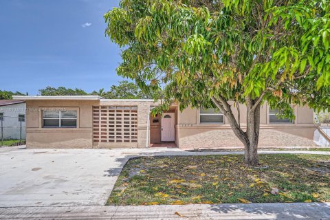 House in Lauderhill, Florida 3 bedrooms, 159.33 sq.m. № 1756173 - photo 2