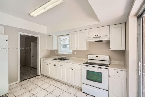 House in Lauderhill, Florida 3 bedrooms, 159.33 sq.m. № 1756173 - photo 8