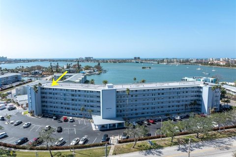 Condo in South Pasadena, Florida, 1 bedroom  № 1532809 - photo 1