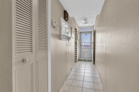 Condo in South Pasadena, Florida, 1 bedroom  № 1532809 - photo 6