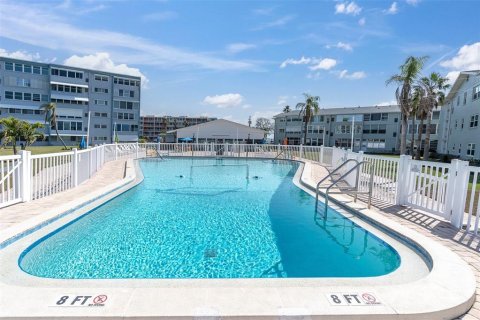 Condo in South Pasadena, Florida, 1 bedroom  № 1532809 - photo 23