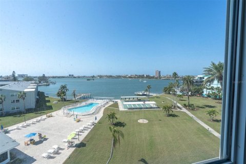Condo in South Pasadena, Florida, 1 bedroom  № 1532809 - photo 22