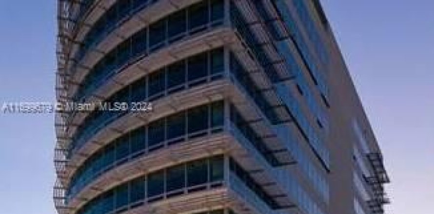 Commercial property in Aventura, Florida № 2077096