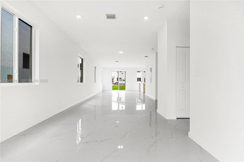 Townhouse in Miami, Florida 5 bedrooms № 1994159 - photo 11