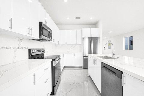 Townhouse in Miami, Florida 5 bedrooms № 1994159 - photo 14