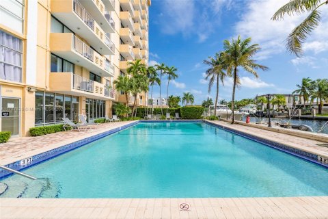 Condo in North Miami, Florida, 1 bedroom  № 1704436 - photo 24