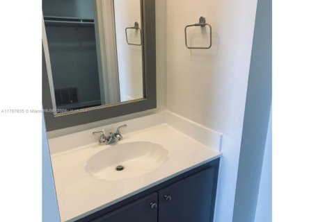 Condo in North Miami, Florida, 1 bedroom  № 1704436 - photo 6