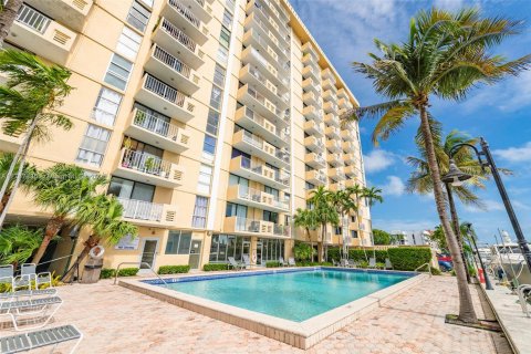 Condo in North Miami, Florida, 1 bedroom  № 1704436 - photo 25