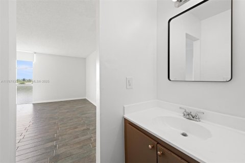 Condo in North Miami, Florida, 1 bedroom  № 1704436 - photo 15