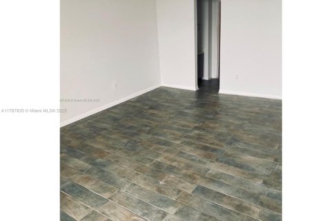 Condo in North Miami, Florida, 1 bedroom  № 1704436 - photo 3
