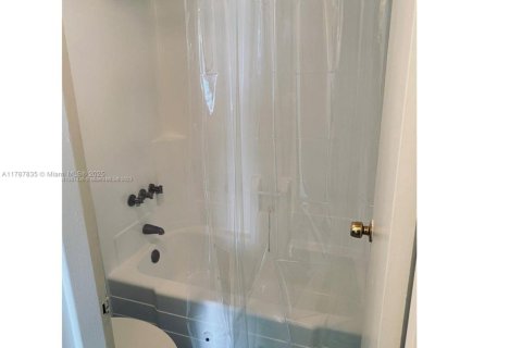 Condo in North Miami, Florida, 1 bedroom  № 1704436 - photo 7