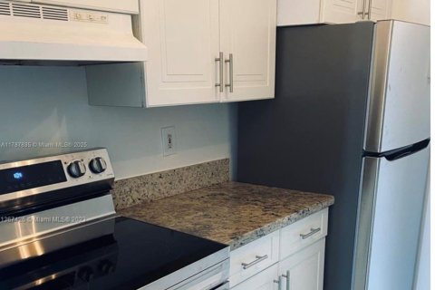 Condo in North Miami, Florida, 1 bedroom  № 1704436 - photo 1